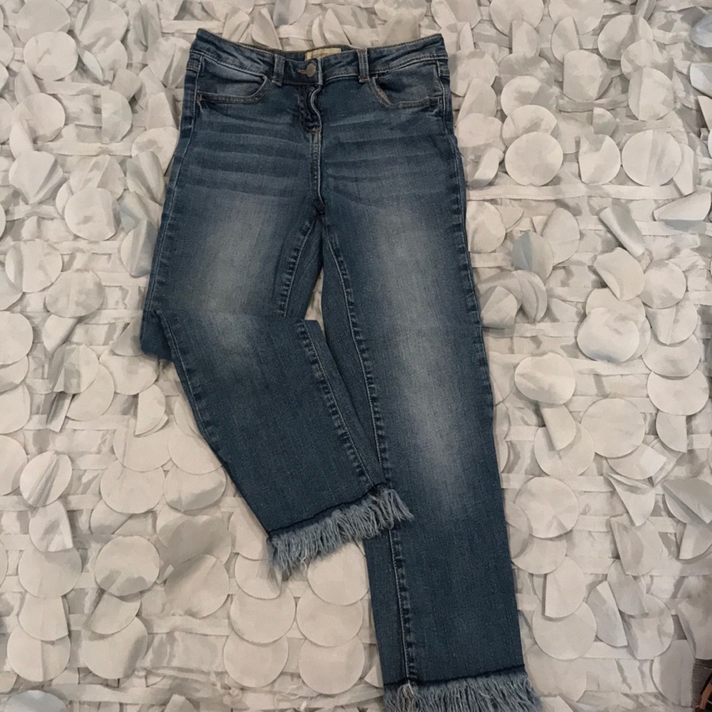 Stylish distressed blue jeans for girls.